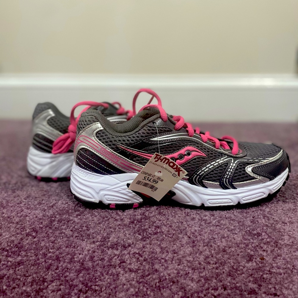 NWT Saucony sneakers. Gray. Size 8.